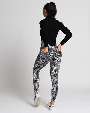 Model showing both pocket on *Wild at Heart* (Dream Light Leggings)