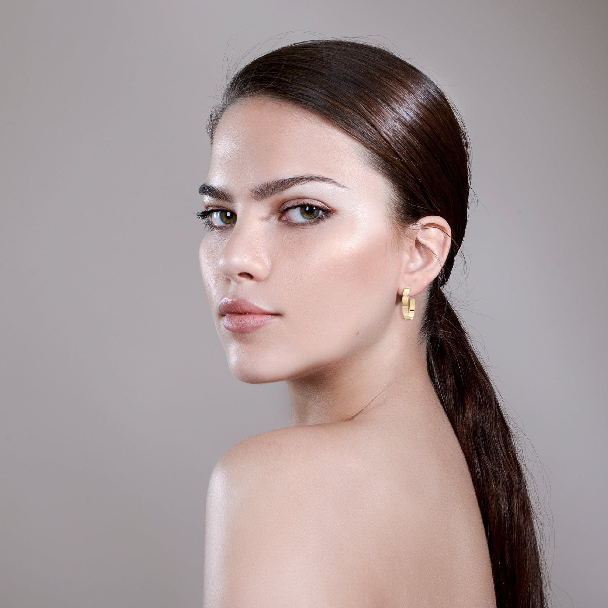 Model wearing 1" Isla Hoops in her right ear