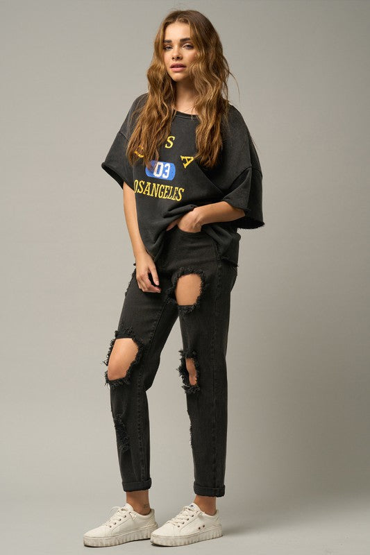 Model showing pocket HIGH RISE DESTROYED BLACK JEAN
