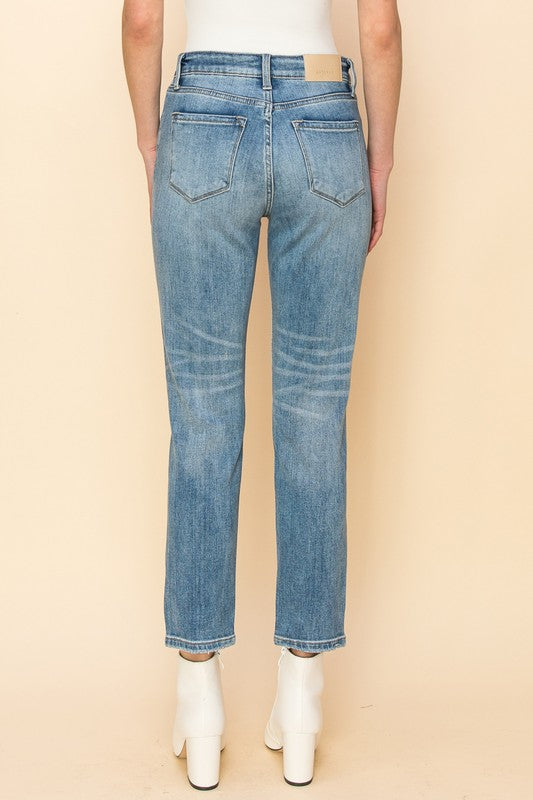 HIGH RISE STRETCH DISTRESSED MOM JEANS