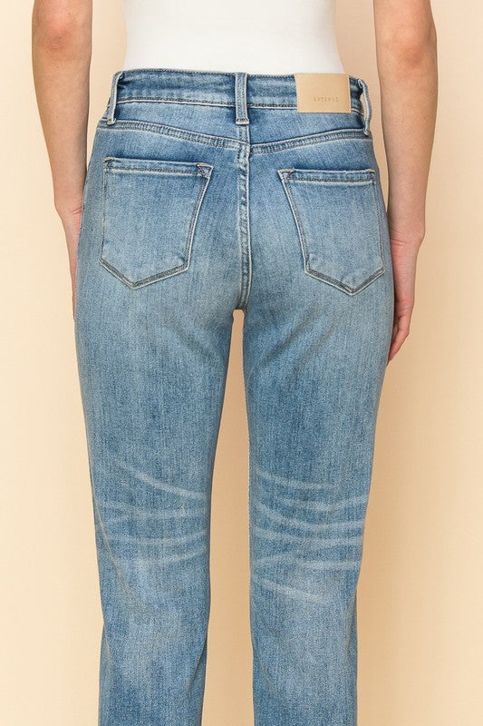 HIGH RISE STRETCH DISTRESSED MOM JEANS