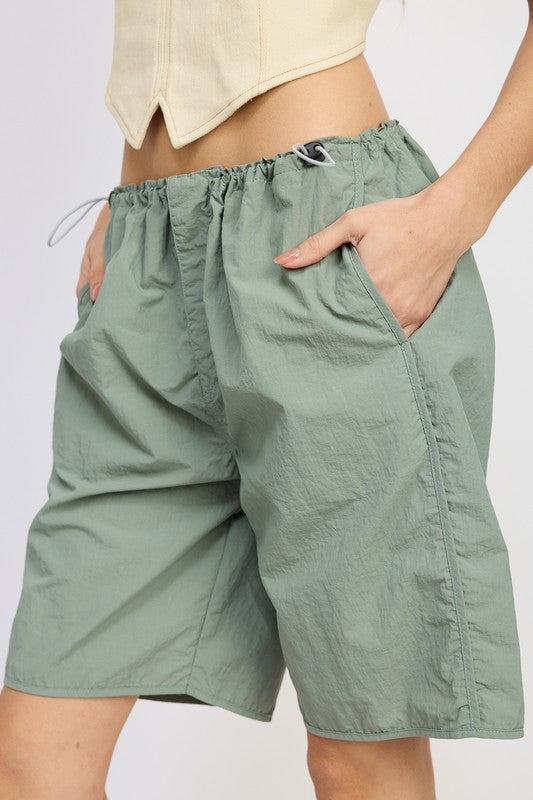 Model showing pockets on CONTRASTED BERMUDA SHORTS
