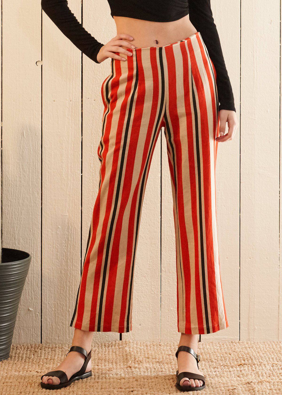 A zoom in view of Women's Hi-waisted Cropped Pants in Poppy Multi 
