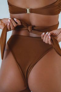 Woman showing the back of Palmeria Bottom Cinnamon 