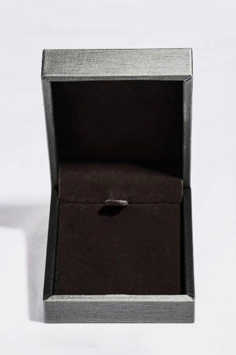 Black ring box on a white background