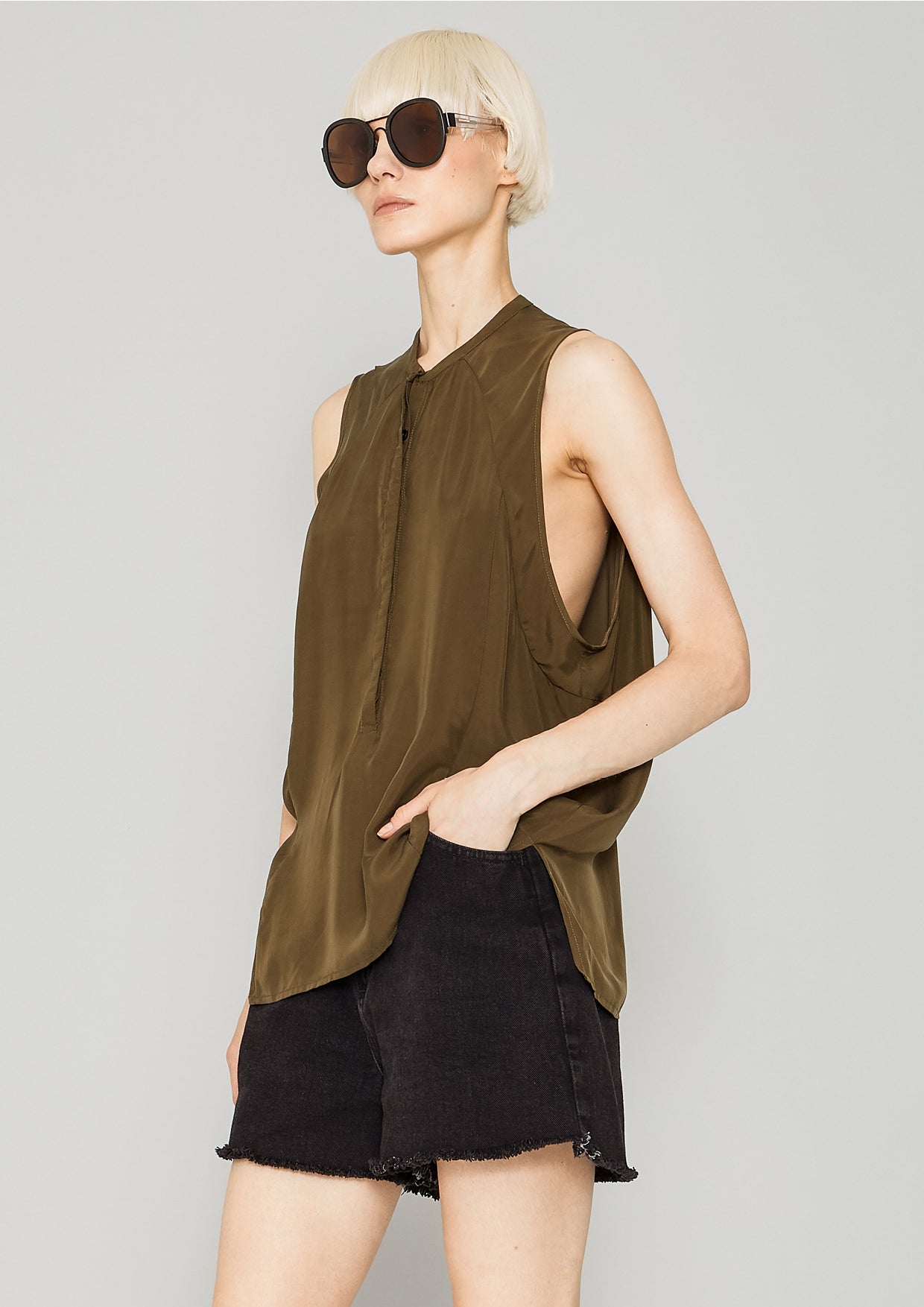 BLOUSE SLEEVELESS - SILKY CUPRO khaki by BERENIK
