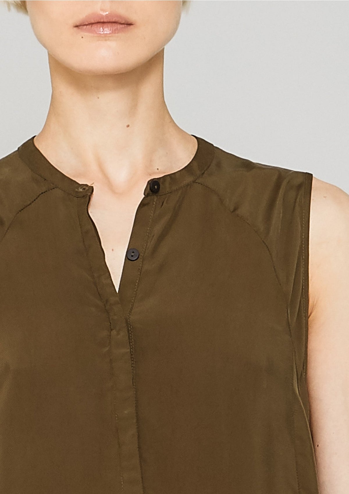 BLOUSE SLEEVELESS - SILKY CUPRO khaki by BERENIK