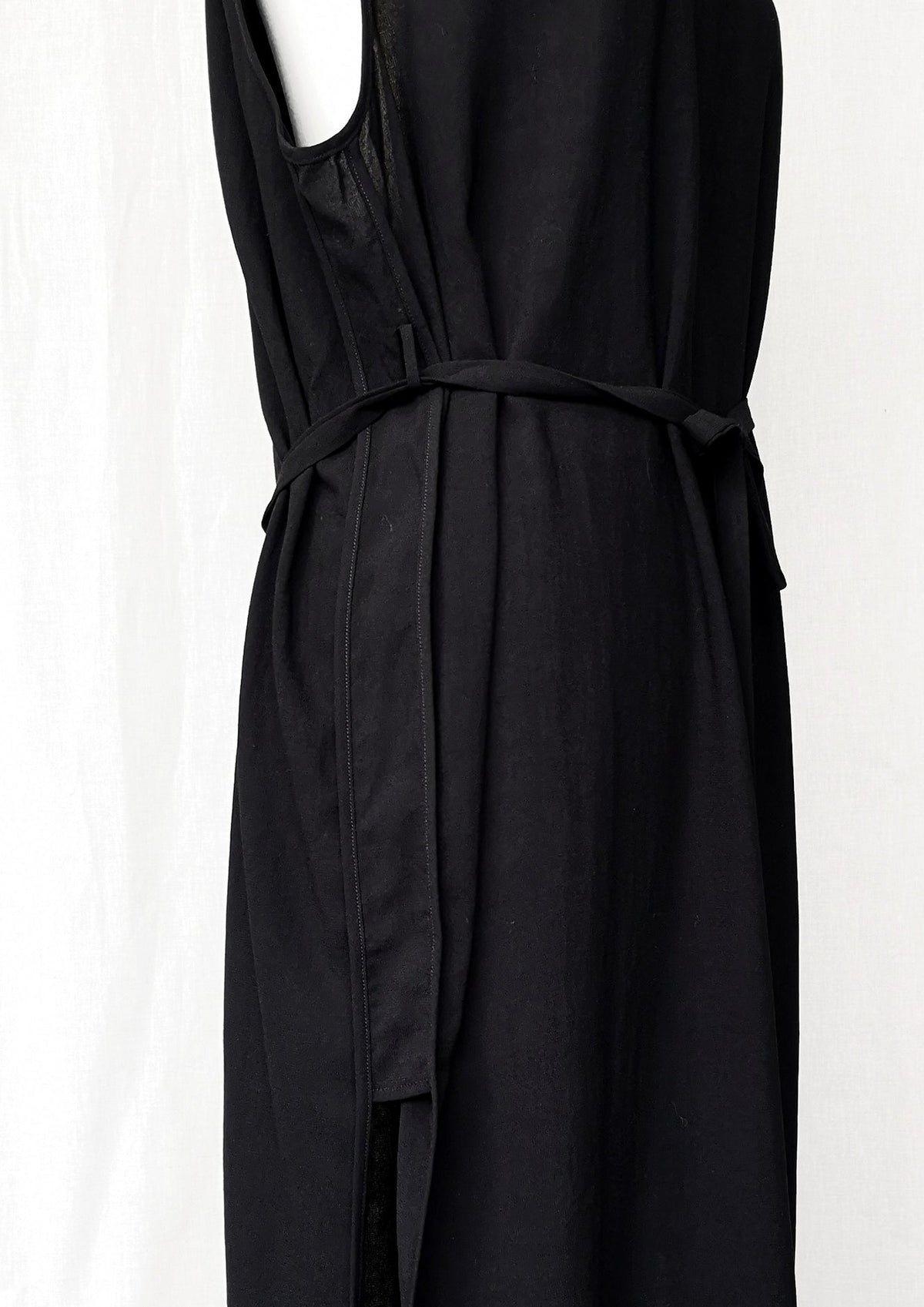 DRESS SLEEVELESS - black plain by BERENIK